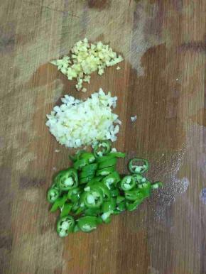 蒜瓣剥皮剁碎，生姜切成末，尖椒切成圈儿，备用。