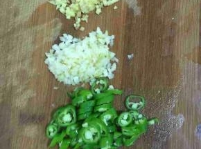 蒜瓣剥皮剁碎，生姜切成末，尖椒切成圈儿，备用。