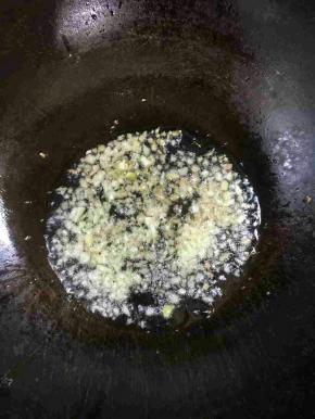 锅烧热倒入适量的油，放入姜末，蒜蓉小火炒出香味儿！