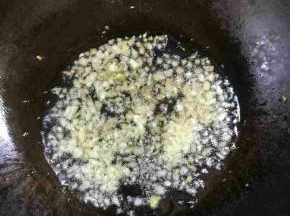 锅烧热倒入适量的油，放入姜末，蒜蓉小火炒出香味儿！