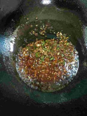 放入辣椒油，生抽，盐，尖椒圈和香醋翻炒均匀后，加入少许水大火煮开，调成料汁儿！