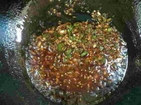 放入辣椒油，生抽，盐，尖椒圈和香醋翻炒均匀后，加入少许水大火煮开，调成料汁儿！