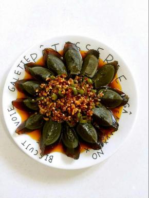 把煮好的料汁儿浇在皮蛋上，淋几滴香油即可享受美味啦！





