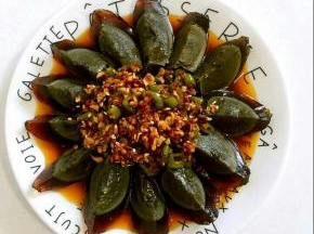 把煮好的料汁儿浇在皮蛋上，淋几滴香油即可享受美味啦！





