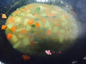 大火稍稍收下即可。这个时候要用铲子翻下。谨防粘底。。