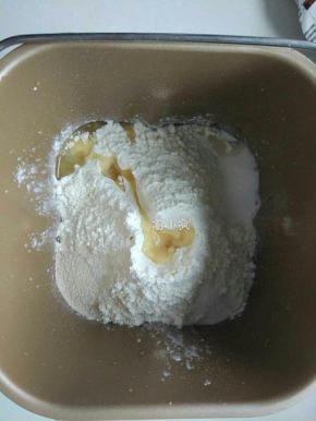 面包机加入其全部材料，盐、糖、酵母粉要分别放在三个不同的角落，避免杀死酵母的活性。