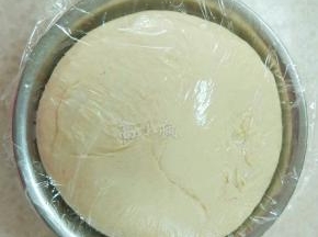 和出带有扩展性光滑的面团，放到盆里盖上保鲜膜，进行发酵2.5倍大。