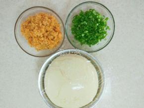 发酵好的面团、香葱切碎。