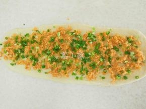 把面取出排气，擀开，包入肉松和香葱碎。