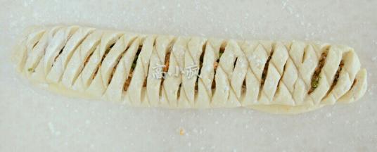 切着切，不要切断，在用刀背交叉压下去，不要弄断。