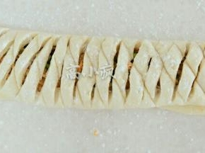 切着切，不要切断，在用刀背交叉压下去，不要弄断。