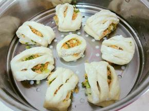 切成小段，放入笼屉松弛15-20分钟。