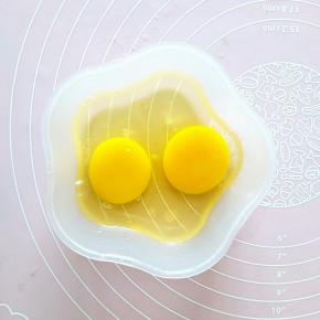 两个鸡蛋打入小碗里