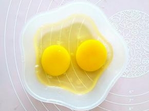 两个鸡蛋打入小碗里