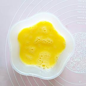 加入一点点盐，用打蛋器搅拌均匀。