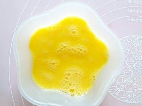 加入一点点盐，用打蛋器搅拌均匀。
