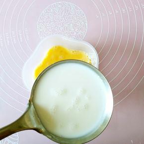 按照一个鸡蛋一勺牛奶的比例加入两勺牛奶