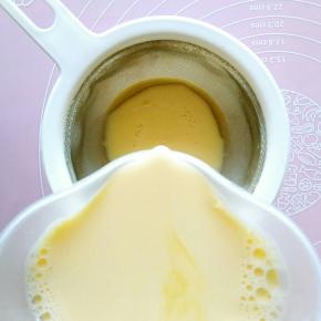 搅拌均匀后过一遍筛，如果你过分追求细腻也可以过筛两遍哦。