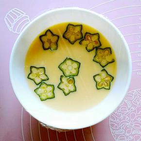 盖上保鲜膜，水开后放入蒸锅，大火蒸10分钟左右。