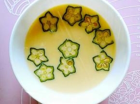 盖上保鲜膜，水开后放入蒸锅，大火蒸10分钟左右。