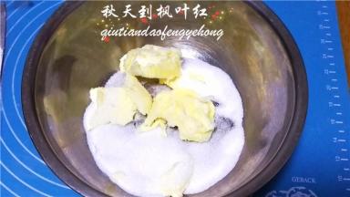 黄油软化加入细砂糖。