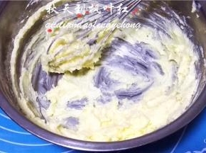 打发至颜色发白。