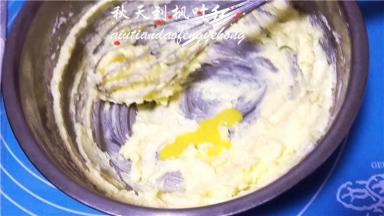 分3次倒入打散的蛋液。