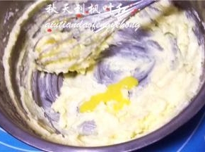分3次倒入打散的蛋液。