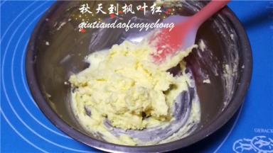 稍微打发一下使切达丝与黄油拌合均匀或者用刮刀拌合。