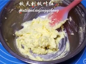 稍微打发一下使切达丝与黄油拌合均匀或者用刮刀拌合。