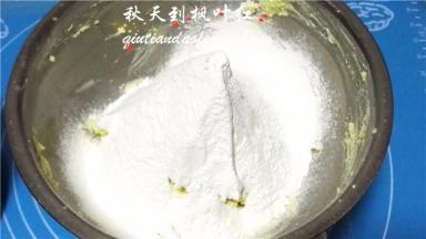 筛入低筋面粉。