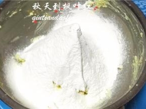 筛入低筋面粉。