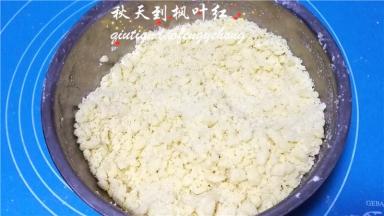 用刮刀翻拌均匀无干粉状态。