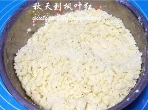用刮刀翻拌均匀无干粉状态。