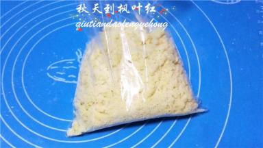 将拌好的粉装入保鲜袋。