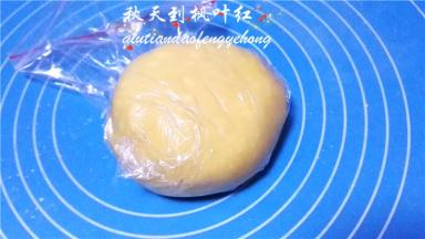 用手抓捏成团即可。