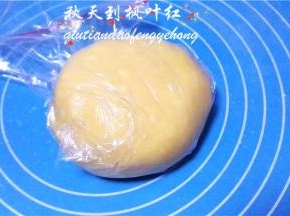 用手抓捏成团即可。