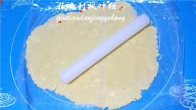 为了防止粘黏，将装面团的保鲜袋展开放在硅胶垫上，再将余下的折过来铺在面团上面，擀成0.8CM厚的大片。