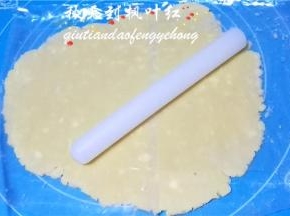 为了防止粘黏，将装面团的保鲜袋展开放在硅胶垫上，再将余下的折过来铺在面团上面，擀成0.8CM厚的大片。