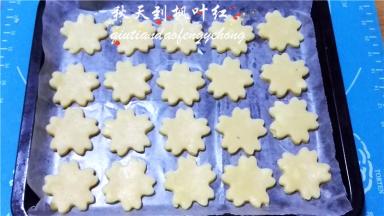 间隔排入铺了油纸的烤盘内。