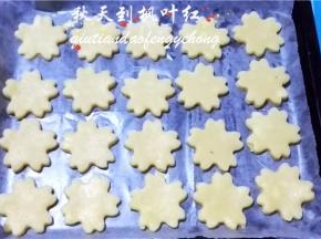 间隔排入铺了油纸的烤盘内。