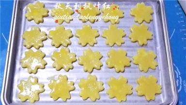 表面刷上蛋液。