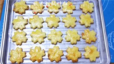 将烤盘放入已经预热到180度的烤箱中，烤12分钟到表面金黄。