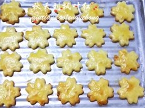 将烤盘放入已经预热到180度的烤箱中，烤12分钟到表面金黄。