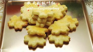 出炉后放在架子上散热，即可食用或封装保存啦。