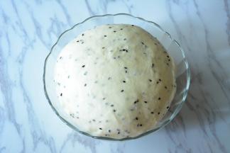 面团盖上保鲜膜，发酵至两倍大。