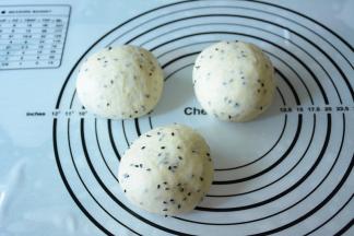 取出面团排气，分割成三等份，滚圆盖上保鲜膜松弛15分钟。