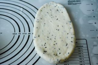 取一面团，擀成牛舌状。