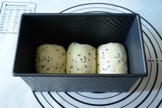 剩下的两个面团方法同上。将卷好的面团放入学厨黑金刚吐司模具，进行发酵。