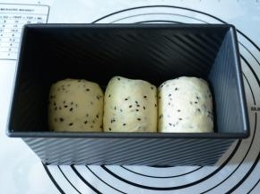 剩下的两个面团方法同上。将卷好的面团放入学厨黑金刚吐司模具，进行发酵。